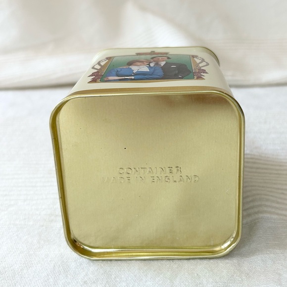 Vintage Princess Diana & Charles Wedding Royalty Tin - Picture 7 of 13